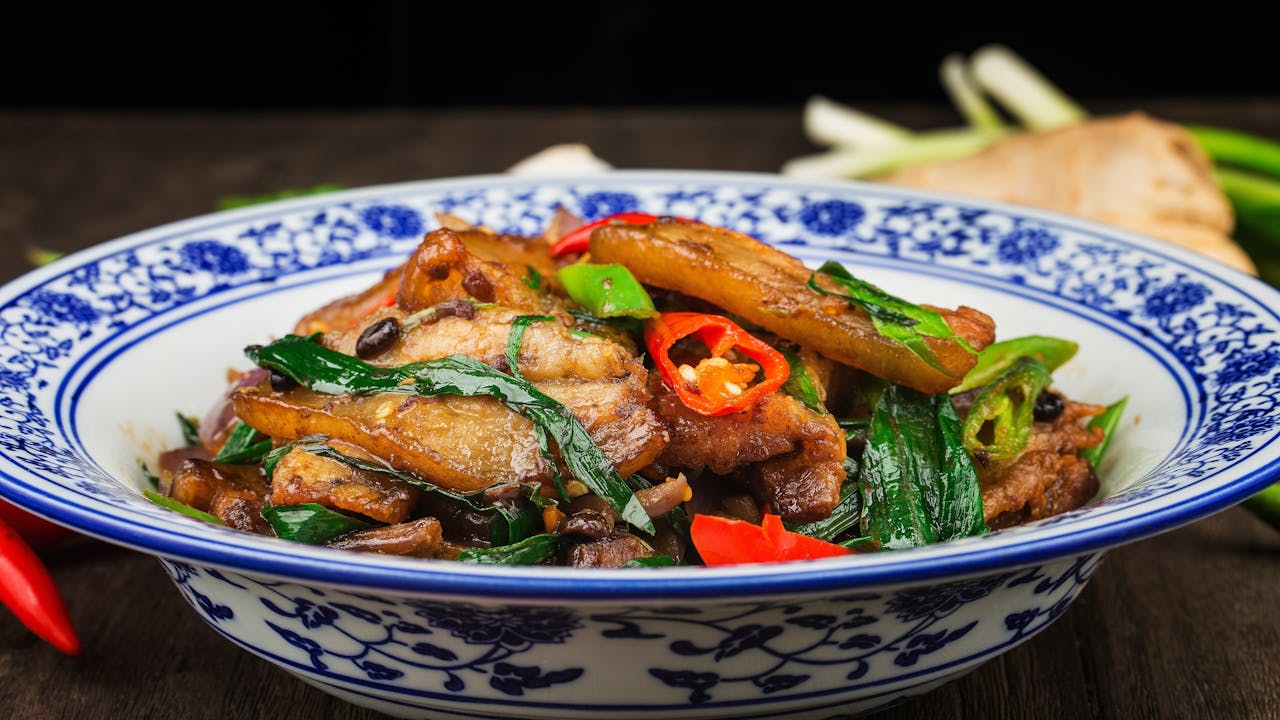 回鍋肉與鹽煎肉，是成都平原具代表性的家常菜。（Shutterstock）