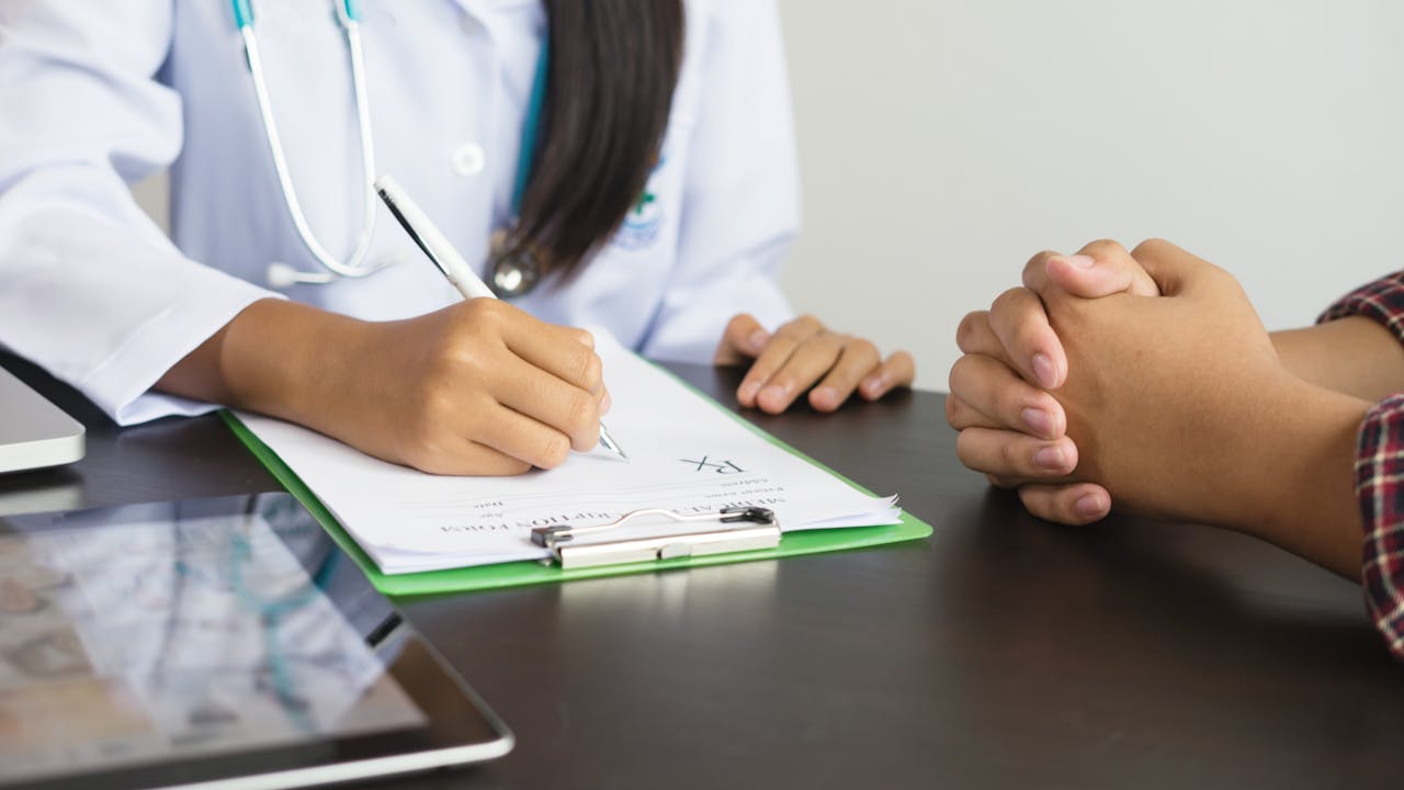 由於社會對醫科職業有很高的經濟回報，不少狀元選擇讀醫。（Shutterstock）