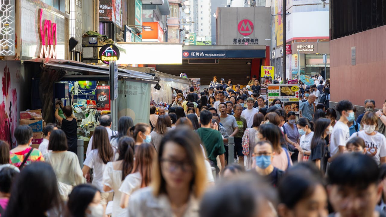 呂大樂指出，以往「行街、睇戲、食飯」消閒活動對市民來說或許新意欠奉，但又並未完全脫離這種模式。（Shutterstock）