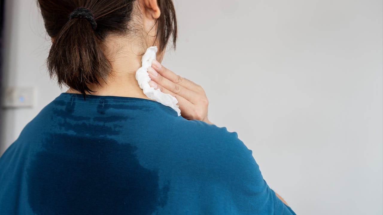 衣服濕了黏着身體，粵語有什麼特別的說法？（Shutterstock）