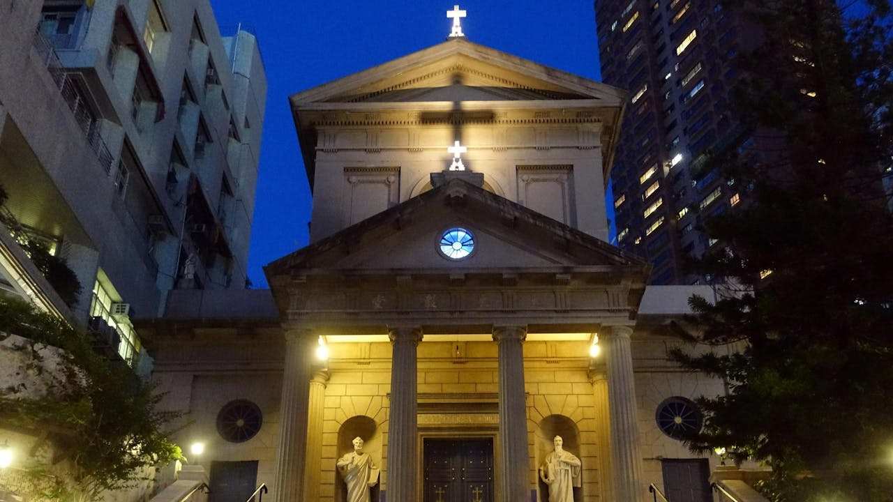 香港已有不少教會人士或學者出版有關教堂或教會的專書,《神聖空間:香港基督宗教建築》與它們有何不同呢?