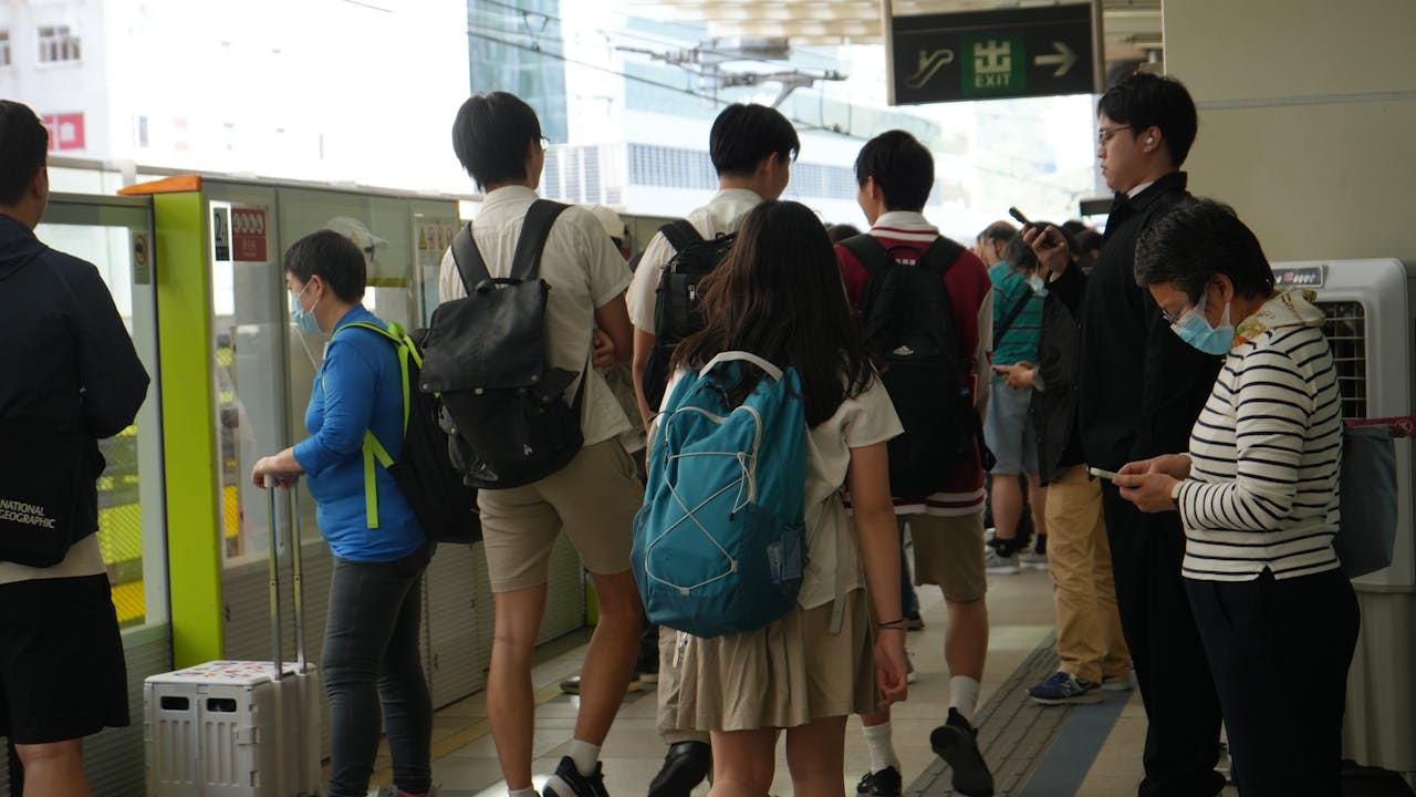 走在街道上，仍見不少穿着校服的高中學生，駱驛返校補課。（Shutterstock）