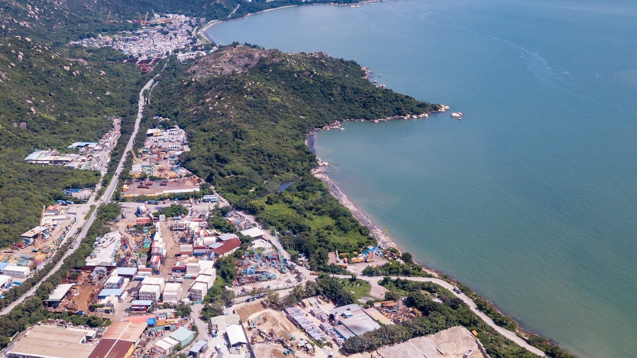 如果能夠在龍鼓灘重置香港貨櫃碼頭,能增強大灣區港口群的整體國際競爭力。(Shutterstock)