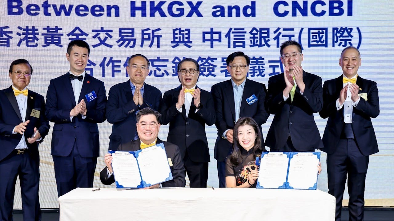 信銀國際簽署成為HKGX結算銀行。（左：HKGX CEO馮煒能；右：信銀國際個人及商務銀行業務總監袁妙齡）
