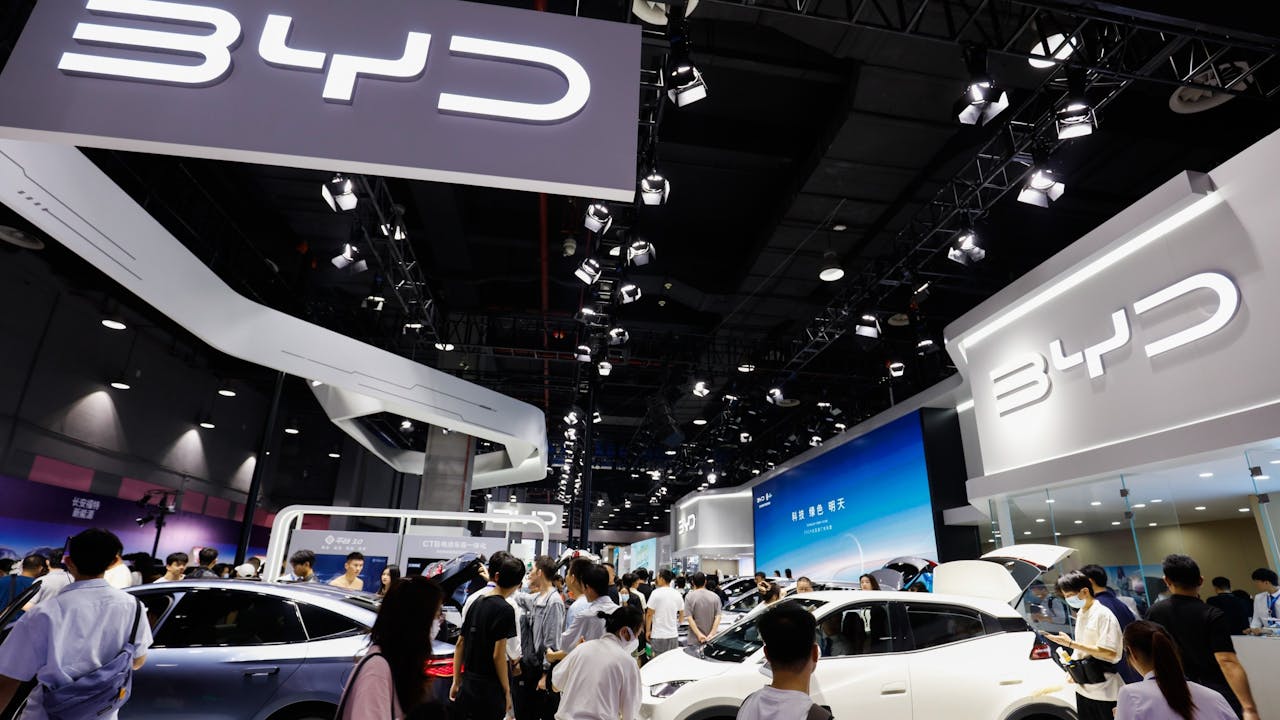 質疑者聲稱中國電動汽車產能遠超本國需求,以大量低價產品衝擊市場,使西方車企難以競爭,最終被擠出市場。(Shutterstock)