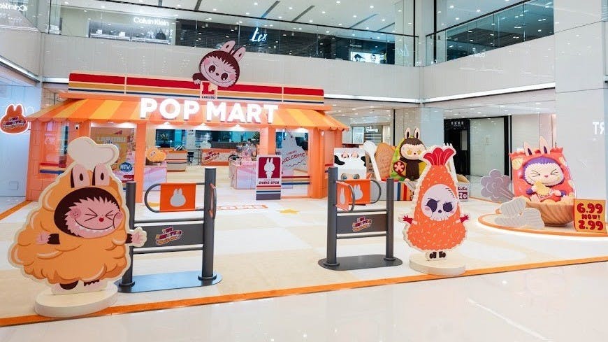 捧紅Labubu的是一家內地玩具製造商，叫Pop Mart（泡泡瑪特），生產大量盲盒玩具。