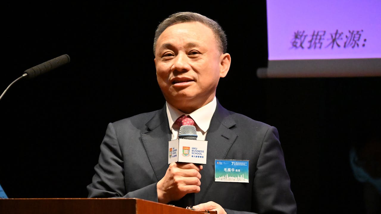港大經管學院實務教授毛振華認為，中國內需長期依賴投資拉動，而忽略了消費一方。