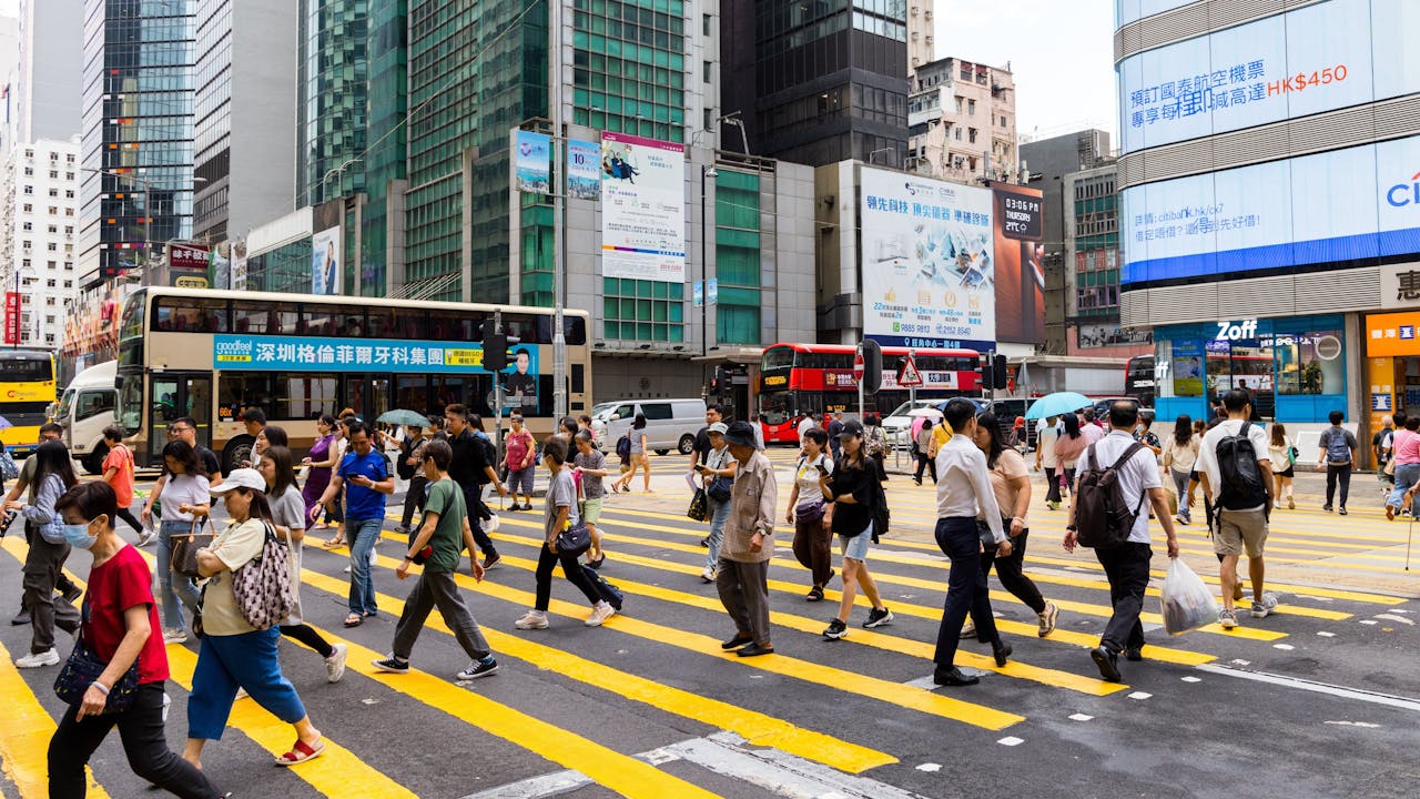 總體而言，本港就業市場尚算穩定，今年3至5月全職僱員的每月就業收入中位數，按年上升6.8%至25000元。（Shutterstock）