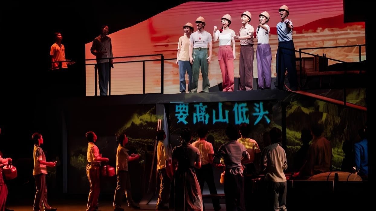 香港理工大學與廣東工業大學的學生合作演出舞台劇《青春印豐碑》。