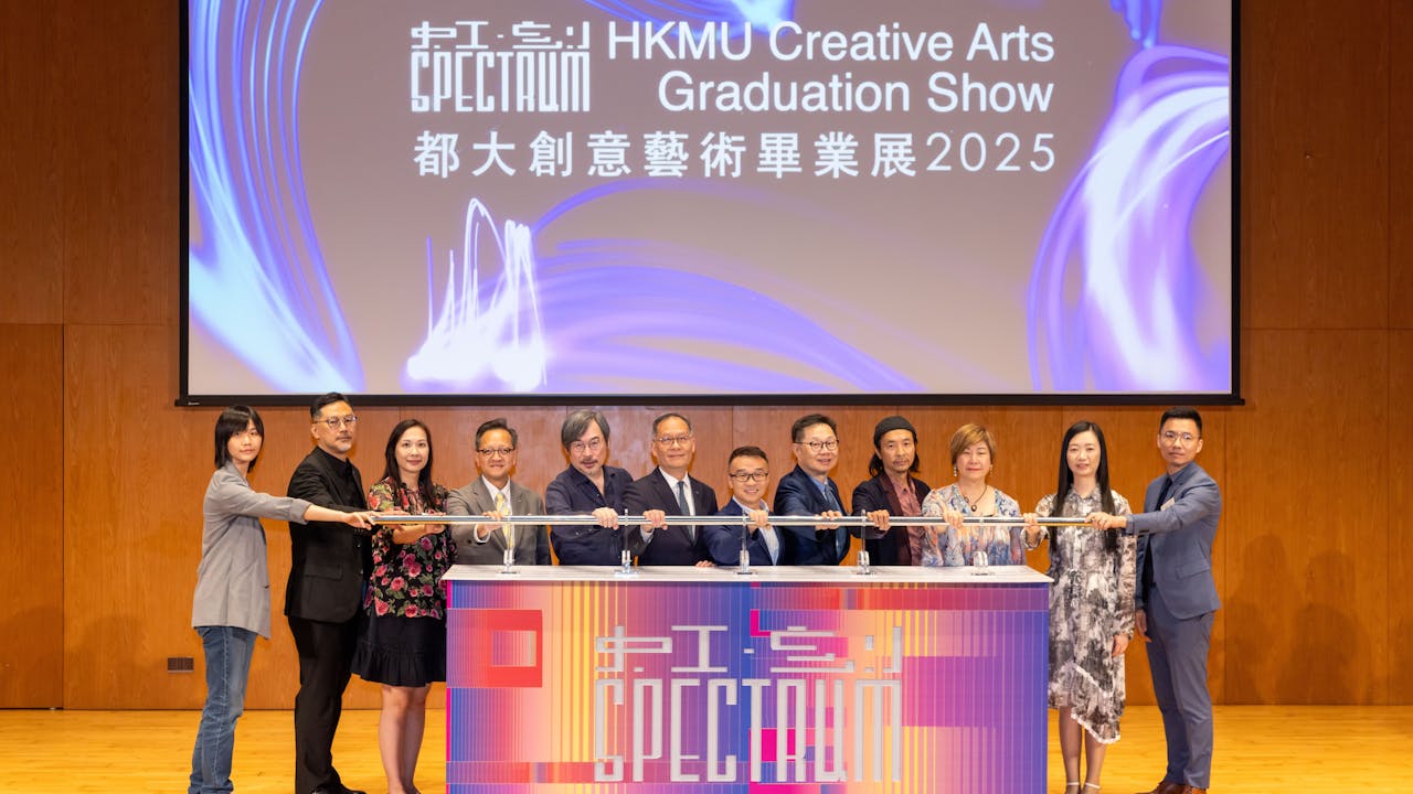 都大創意藝術畢業展開幕禮,主禮嘉賓包括動畫電影導演許誠毅(右六)、電影導演及編劇韋家輝(左五)、電影導演及美術指導文念中(右四)、都大校長林群聲教授(左六)、學術副校長關清平教授(右五)、副校長(行政及機構發展)鄺志良教授(左四),以及人文社會科學院署理院長文潔華教授(右三)。