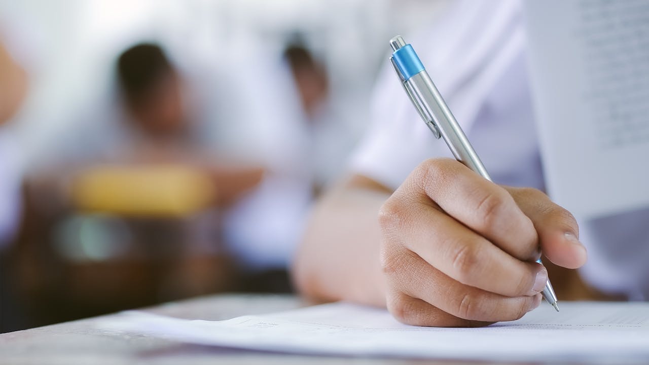 雖說文憑試並非人生的終點，但痛定思痛，也該為成績不理想而檢討。（Shutterstock）