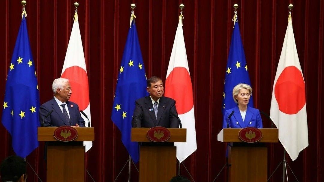 歐盟委員會主席馮德萊恩（右）與日本首相石破茂（中）會晤。（馮德萊恩Facebook）