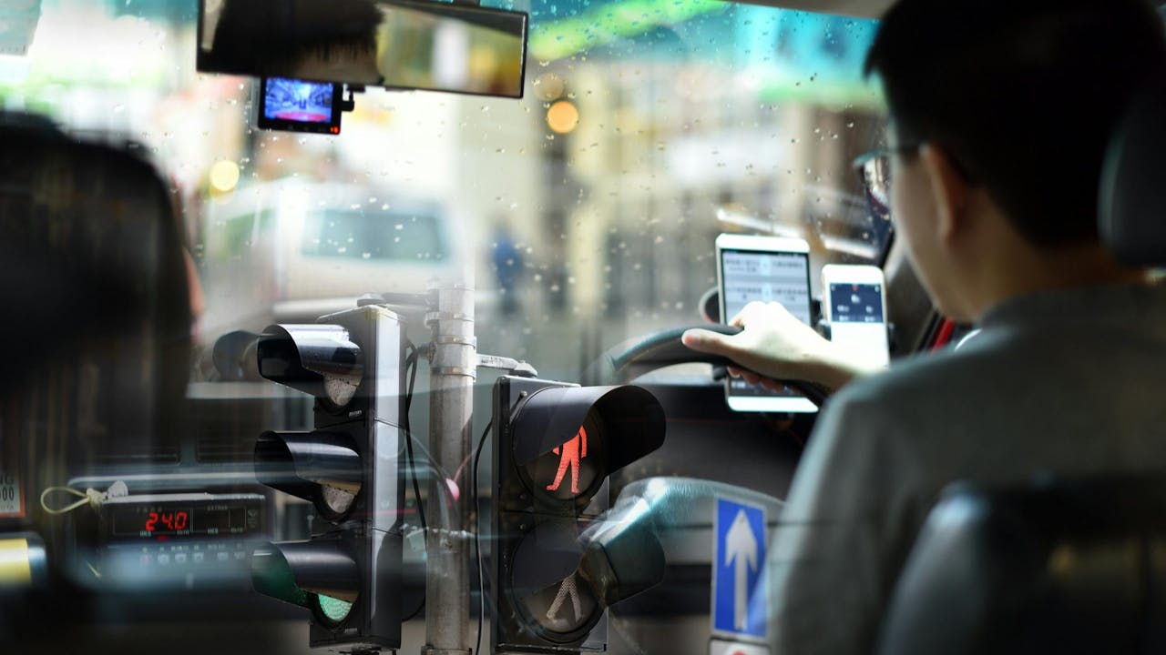 港府規管網約車的框架已出爐，有分析認為對司機群體要求嚴苛且流程複雜。（Shutterstock）