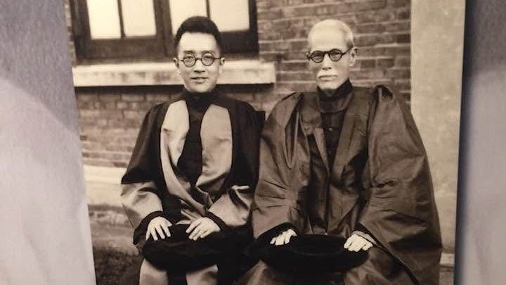 胡適（左）與何東爵士（右）合照，後者於1916年得香港大學名譽博士。（作者提供）