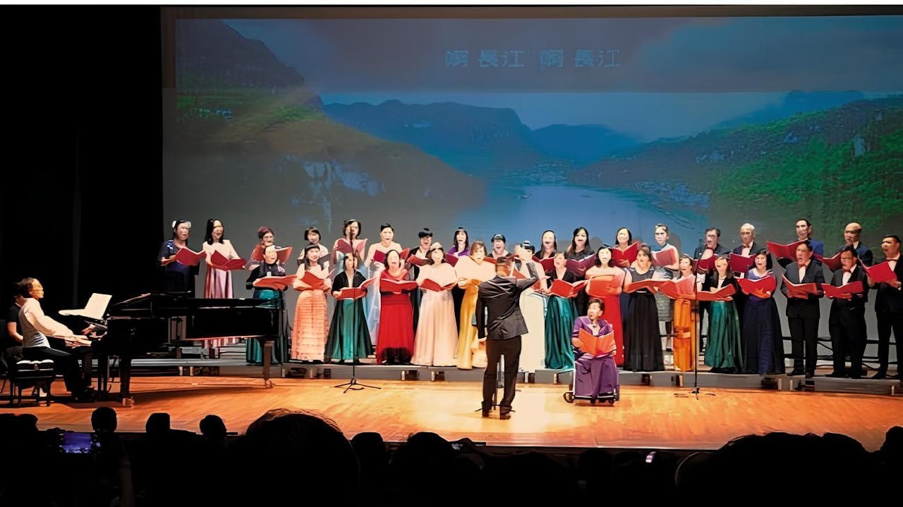 音樂會尾聲，壽星主角江樺壓軸登場，與合唱團弟子演出五首混聲合唱作品。（作者圖片）