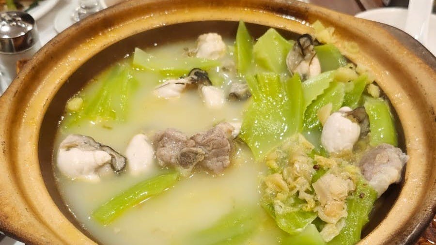鹹排骨需先斬件洗淨，加以粗鹽醃6小時便可以烹煮。（作者提供）
