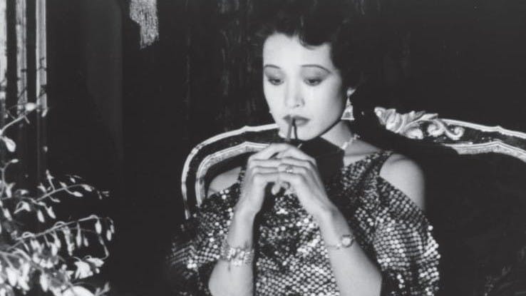 陳沖的寫作，是徘徊在「腦子裏全部是戲／完全不記得了」之間的狀態，沉浸於只屬於她的內心景象裏。（《末代皇帝》劇照）