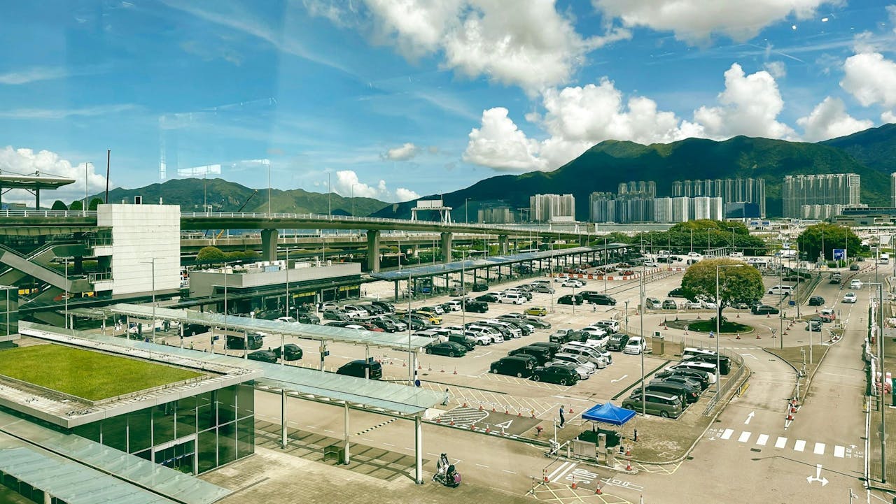 粵車南下安排，讓乘客免入境手續直接坐飛機，吸引更多旅客使用香港機場。（Shutterstock）