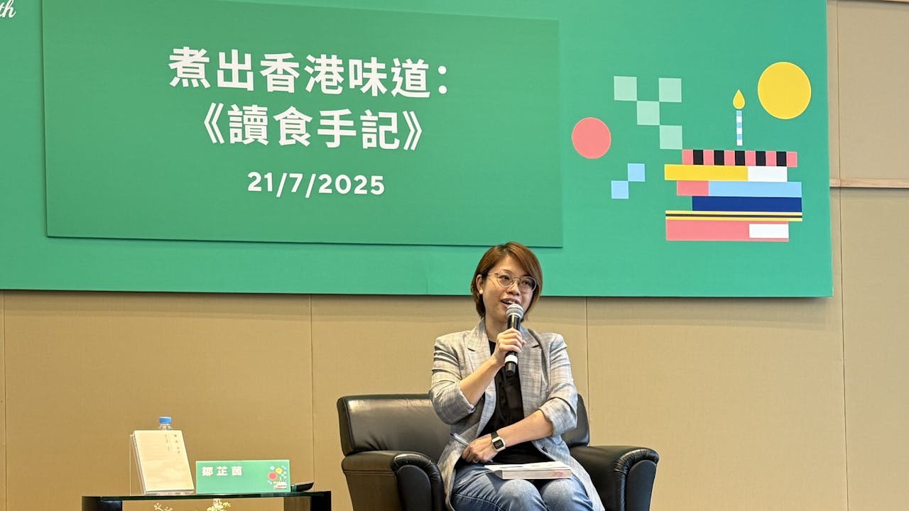 鄒芷茵博士說，這本書的成書地點比較特別，往往需要在書房寫好稿件後進廚房烹製菜式。（高婕攝）