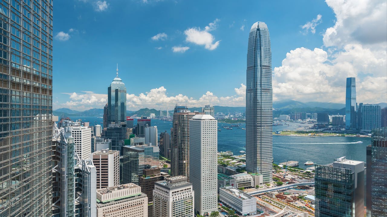 市場或許擔心實施全球最低稅率機制會削弱香港的吸引力，然而，稅改並不會改變香港在國際市場中的優勢地位。（Shutterstock）
