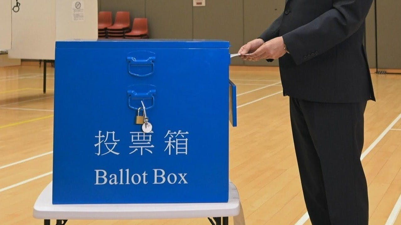 香港可由選民一人一票普選產生專職保民官，獨立監督政府運作及資本活動，使監控權力的主體由政府和資本轉向人民。（香港政府網）