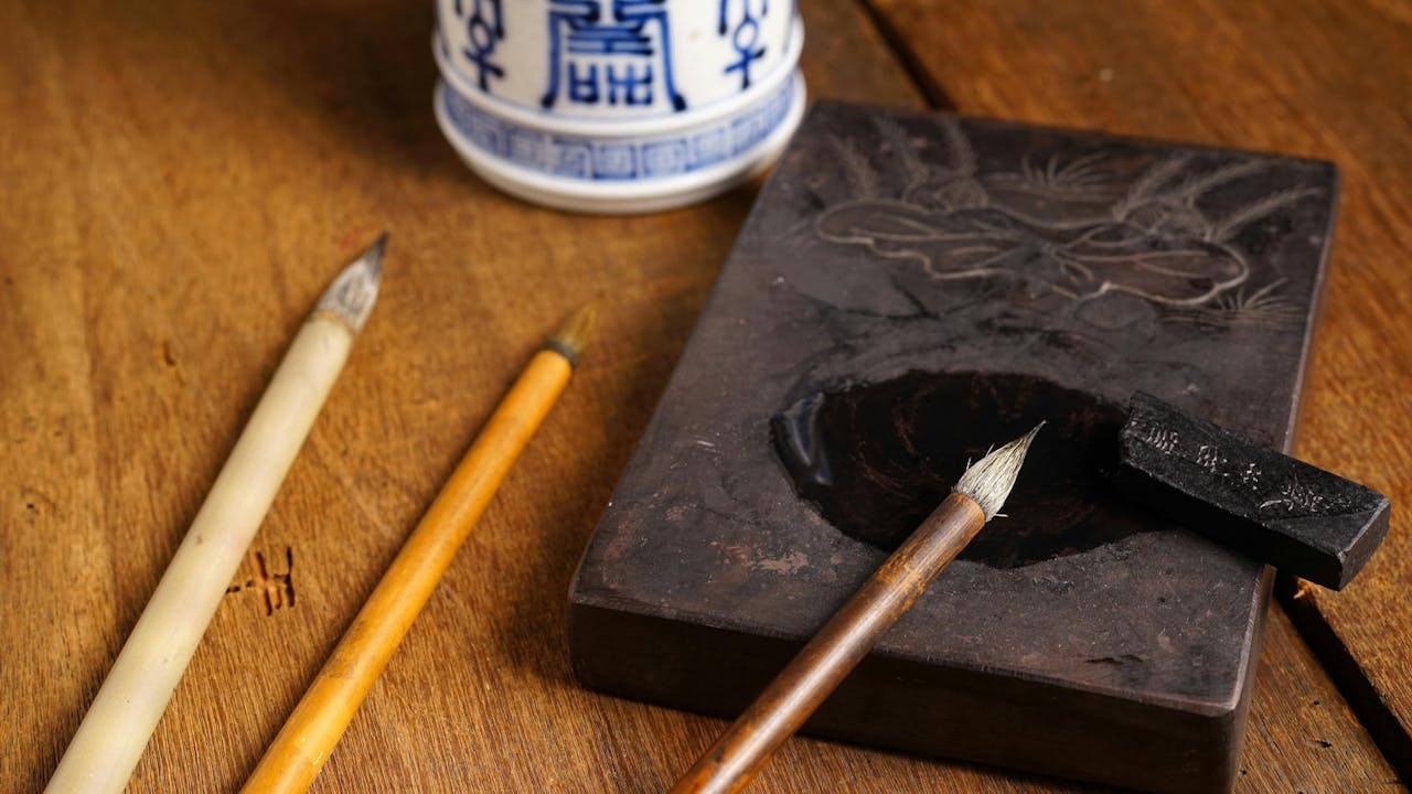 小小石硯，能容下萬壑松濤 。（Shutterstock）