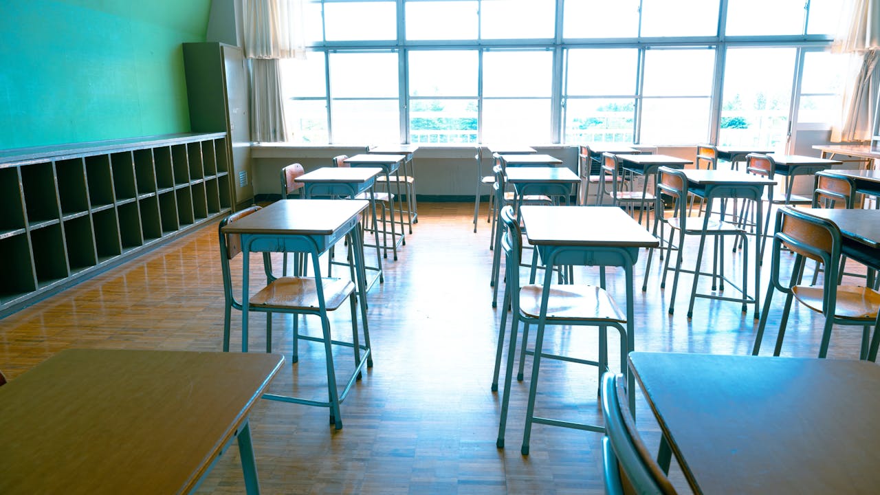 今次停課的日子，剛好撞正一些中小學假期前的上課最後一天，讓不少學校籌備結業禮的努力付諸流水。（Shutterstock）