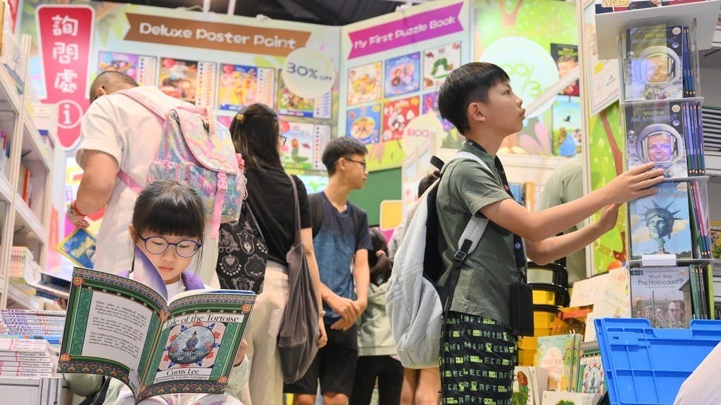 本屆書展首設「文化及創意產品區」，少年兒童在看書買書之餘，還可盡情享受運動消閒和選購零食的樂趣。