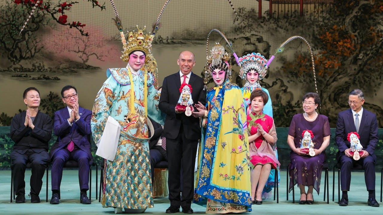 周三終於演出10號風球下排練出來的《十面埋伏》，邀請了130 多位中外朋友來欣賞，觀眾反應熱烈。