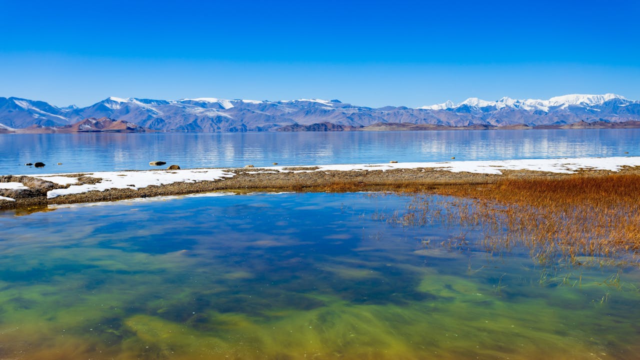 喀拉庫勒湖位於天山和崑崙山兩大山脈之間，是一處冰雪融化形成的高原湖泊。（Shutterstock）