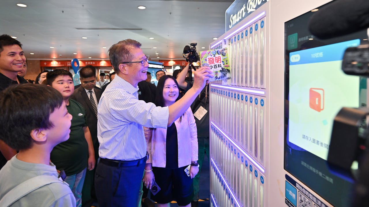 書展期間，與小學生一同參觀香港創科專題快閃展示區，體驗本地科企的創新產品。