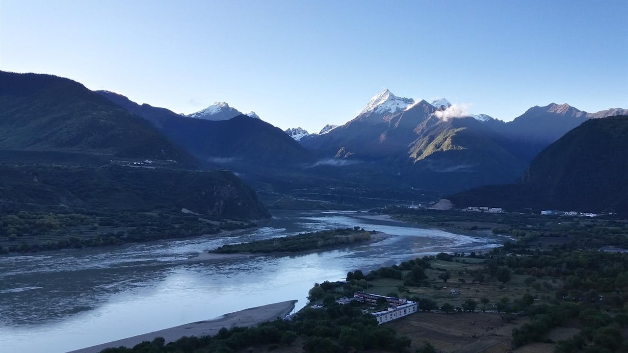 雅魯藏布江水電工程歷經10年準備終於動工，落成後預計每年能滿足逾3億人年度用電需求，更能減少3億噸的二氧化碳的排放量。（Shutterstock）