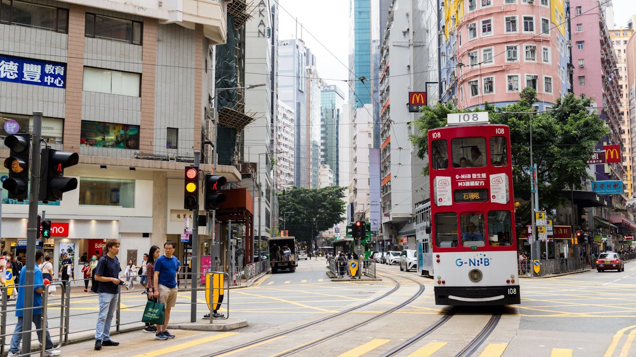 香港須增強內生經濟循環自主能力，降低外部衝擊帶來的不利影響。（Shutterstock）