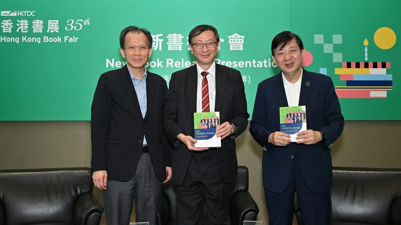 左起：灼見名家傳媒文灼非社長、香港教育大學李子建校長、香港恒生大學何順文校長與新書合影。