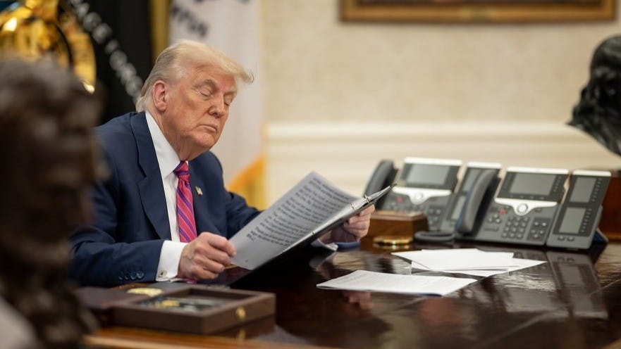 《大而美法案》在2034年之前會為美國再增加2.8萬億美元的債，特朗普卻並不在意下一代的負擔。（白宮Flickr）