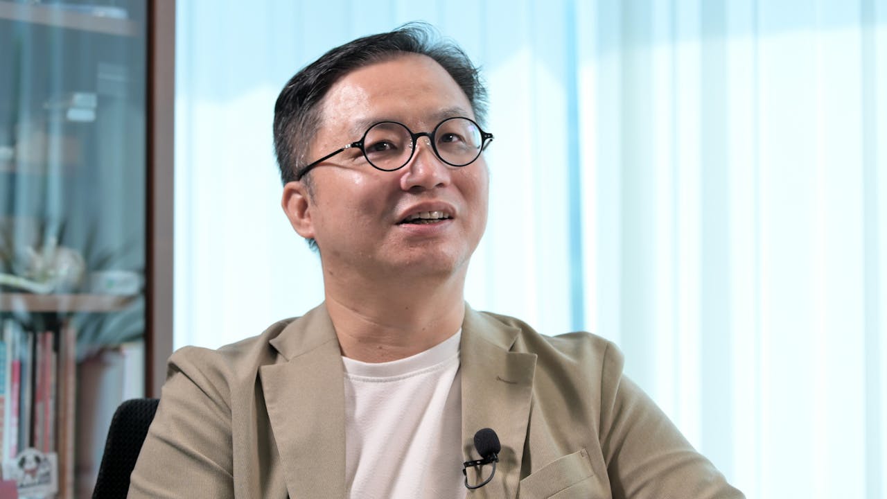 張志偉2017年兼職形式創立自己的公司，並在2018年辭去前職，投入創作。