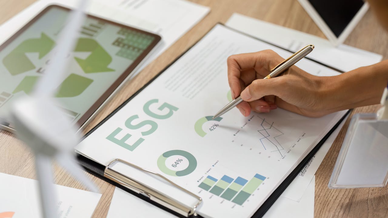 全球眾多行業龍頭企業早已率先踏上ESG實踐之路,金融領域的機構近年來亦紛紛將ESG或綠色金融納入戰略規劃。(Shutterstock)