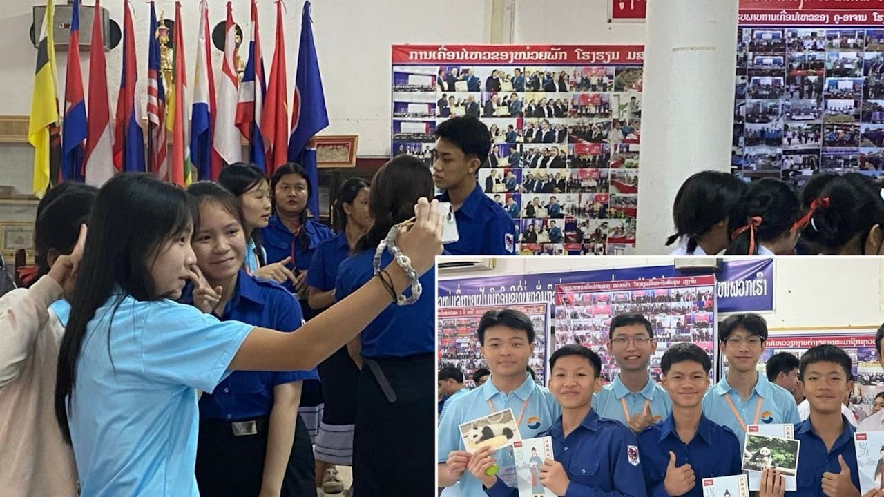 萬象中學內，兩地青年歡欣交流、拍照、交換禮物。（右小圖最左為作者）