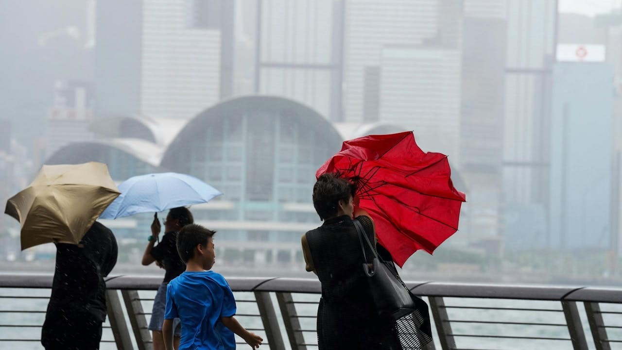 我們應該以史爲鑑，在未來需要特別關注超強颱風吹襲香港所帶來的嚴重威脅，並加以防範風暴潮災害，特別是可以出現在吐露港的假潮效應。（Shutterstock）