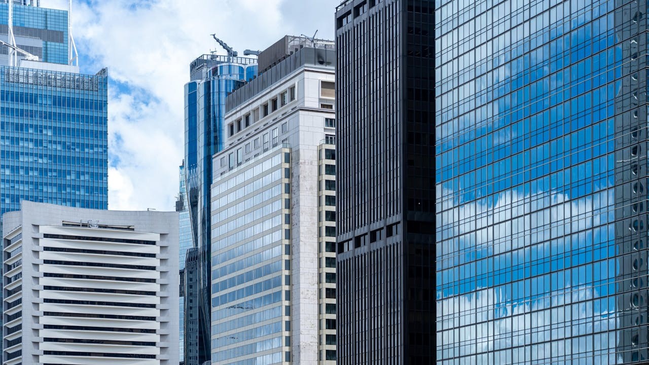 中環、上環及灣仔區憑藉交通便利、雙站連接優勢，以及租金及物業選項相對多元，成為企業積極考慮的目標地段。（Shutterstock）