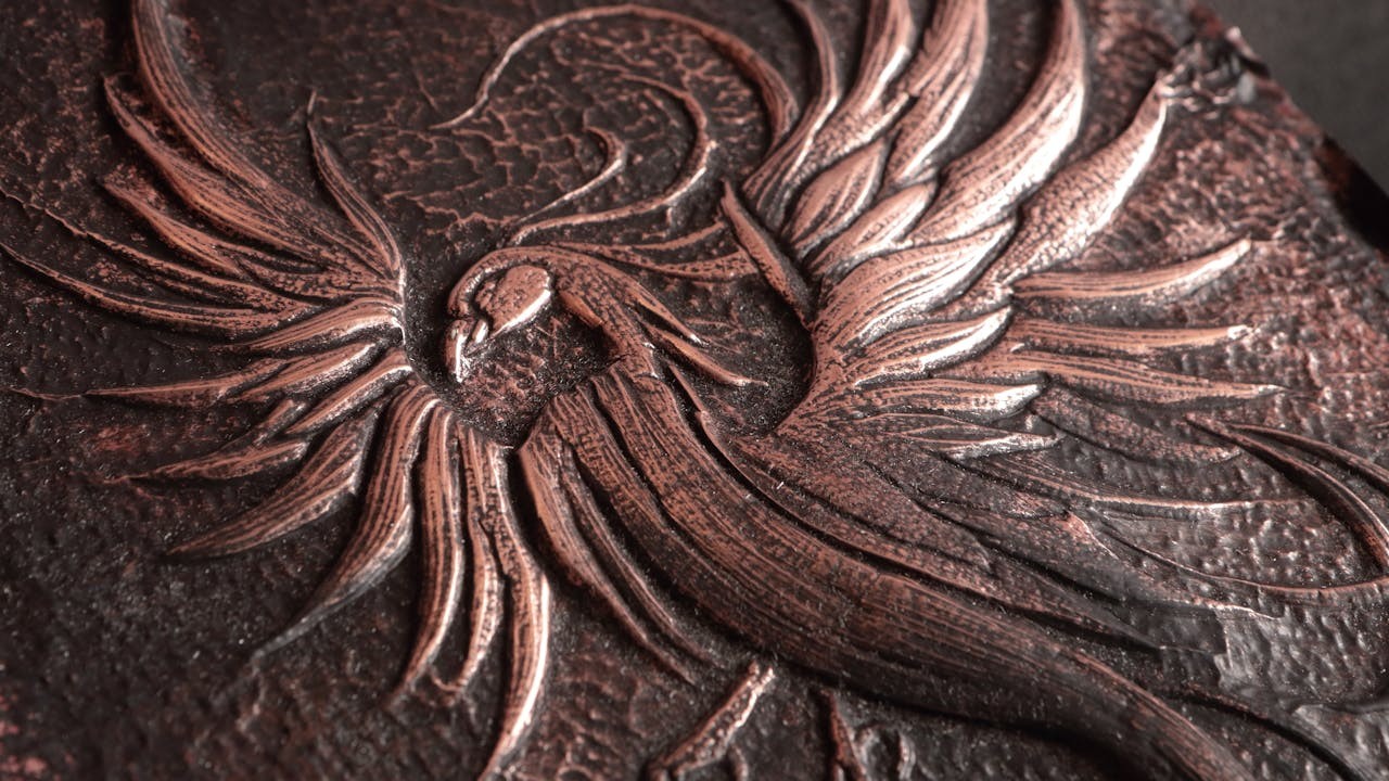 鳳凰是中國古代百鳥之王，是高六尺的大型鳥，牠有五彩羽毛，而五種鮮艷的顏色正代表了仁、義禮、智、信五德。（Shutterstock）