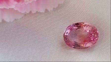 產自斯里蘭卡、橢圓切割、無熱處理、淨度高兼2克拉以上的帕帕拉恰最值得收藏。（作者提供）