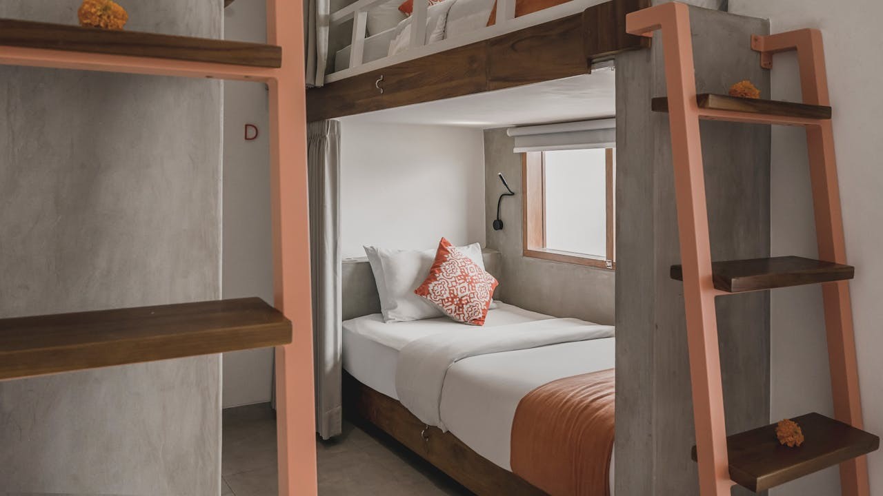 政府放寬了大學招收海外留學生的比例，一時間外地大專學生蜂擁來港。因此，現在搞學生宿舍不愁沒有租客。（Shutterstock）