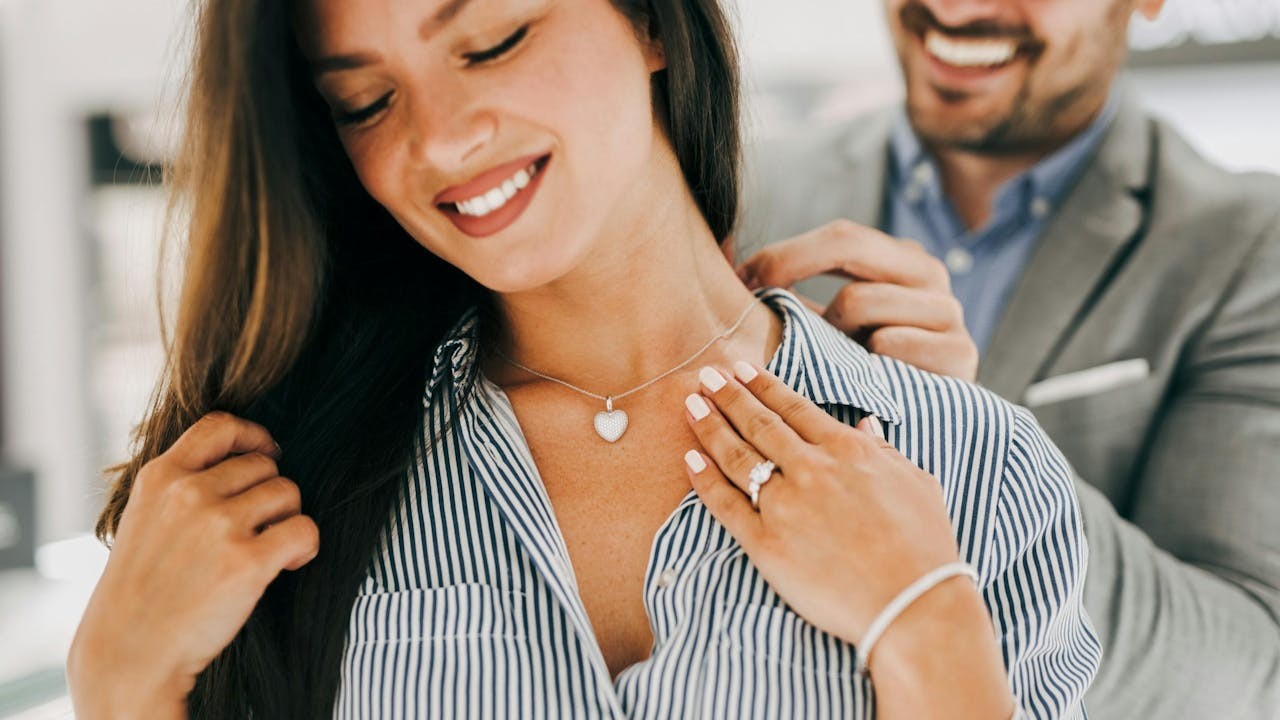 粵語有「siŋ22」一詞，用以表「還有其餘的」的意思，如「渠（佢）對個女朋友真係好闊綽㗎，又送鑽石又siŋ22」就是說他除了送鑽石之外，還有其他「闊綽」的行動。（Shutterstock）