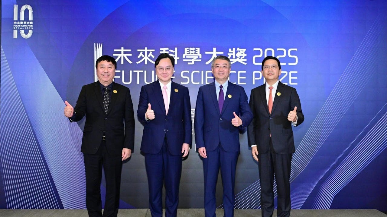 2025未來科學大獎周程序委員會聯席主席、香港科學院院長盧煜明教授（左二）、捐贈人大會輪值主席王強（右二）、科學委員會委員李明教授及未來論壇2025理事執委會委員孟亮先生（右一），以及科學委員會委員李明教授（左一），見證2025未來科學大獎獲獎者誕生。（未來科學大獎提供）