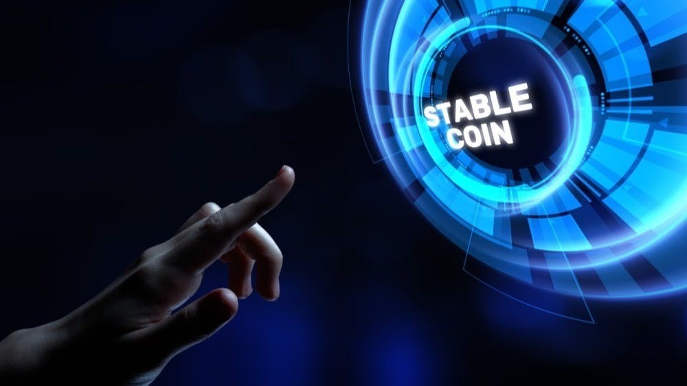 美港兩地的監管機構認為,監管穩定幣最重要是合規性,不能放任像以往虛擬幣平台爆煲。(Shutterstock)