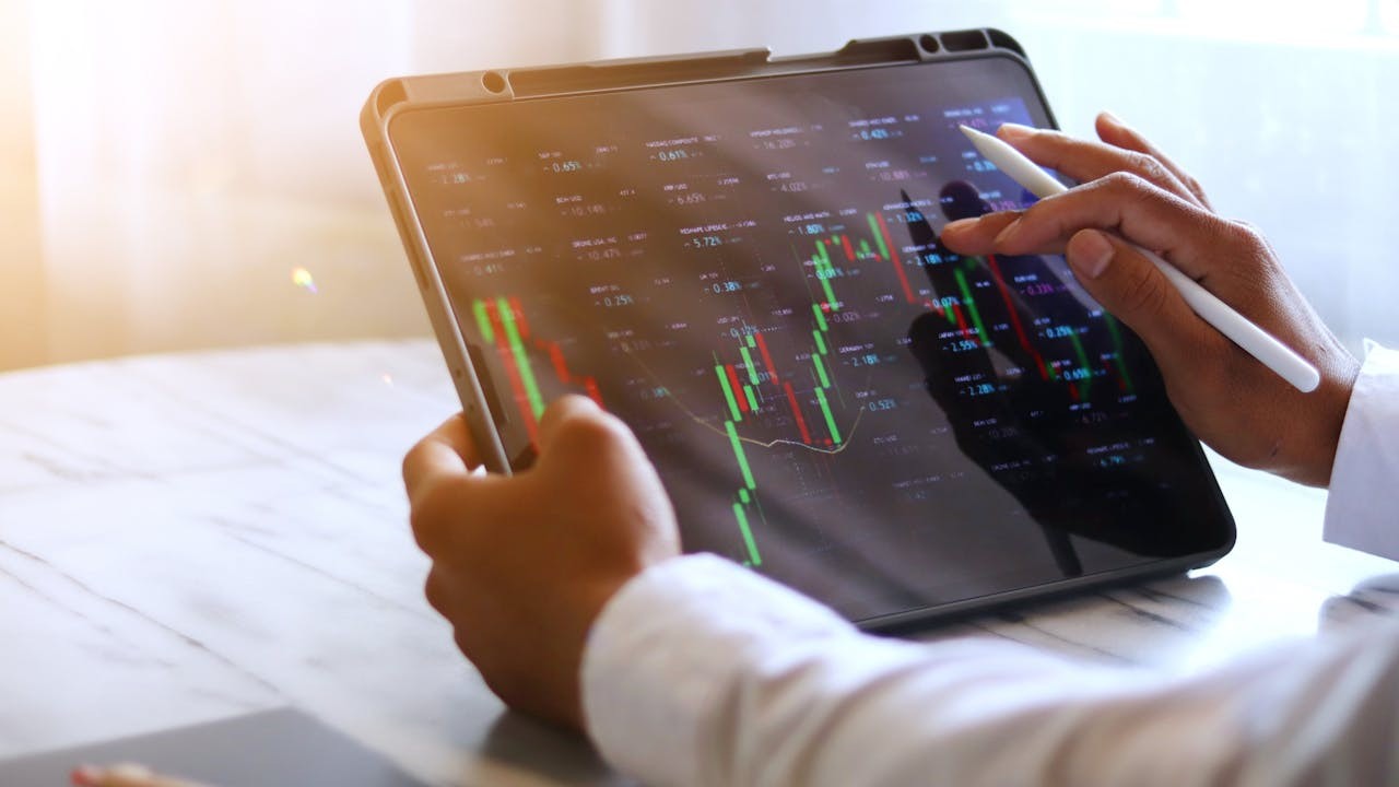 FOMO型併購的驅動邏輯，是市場地位與話語權的預期爭奪。（Shutterstock）