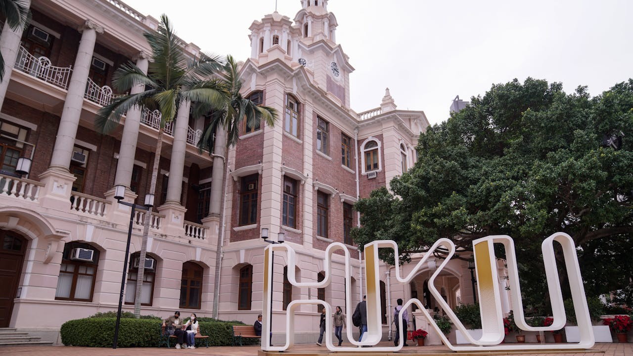 香港高等教育具有優越性，吸引不少內地人為了子女的教育而申請各種人才輸入計劃。（Shutterstock）