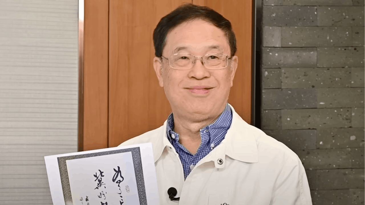 《英氣》上下兩卷,詳述了這位1950年出生於養和醫院、本名楊宇杰的大半生傳奇。(灼見名家圖片)