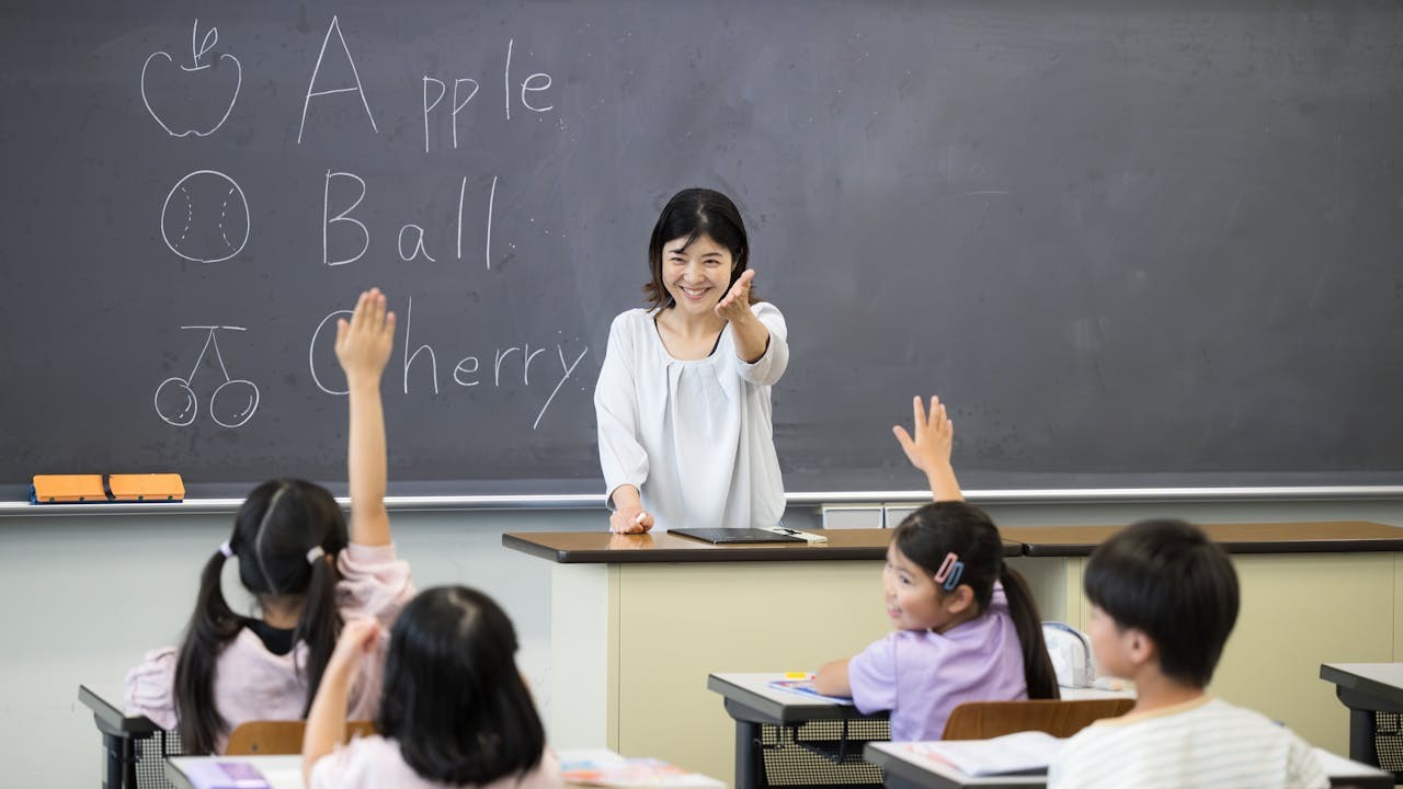 作為「人影響人」的教師工作，老師個人品行和專業表現尤為重要。（Shutterstock）